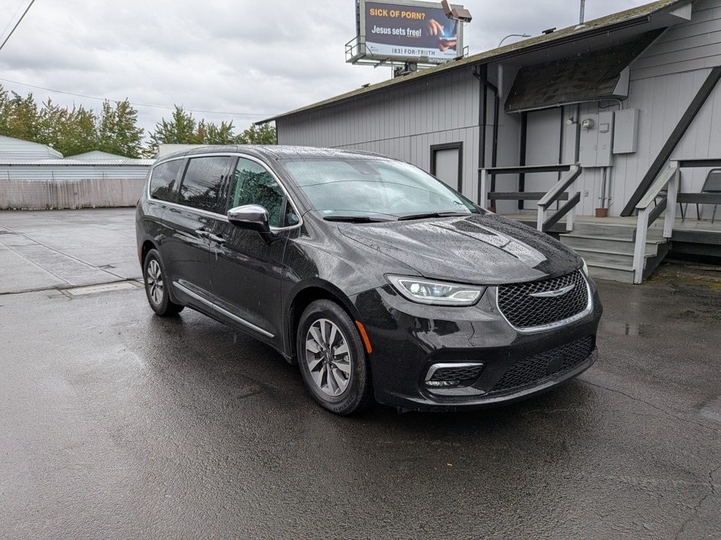 2023 Chrysler Pacifica Hybrid Limited's photo