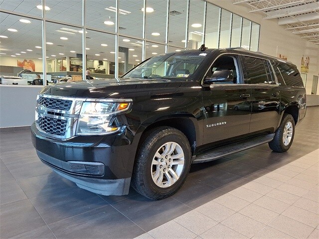 2018 Chevrolet Suburban LT photo 3
