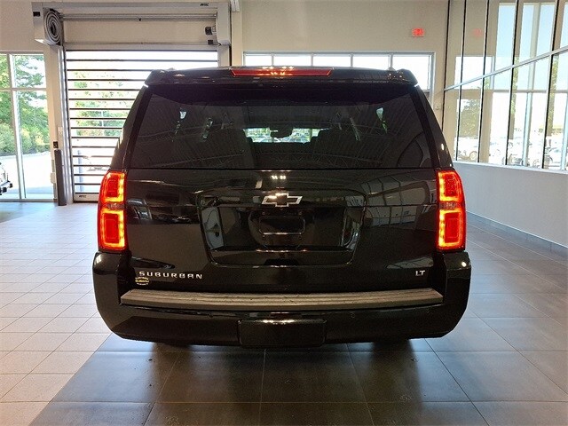2018 Chevrolet Suburban LT photo 4