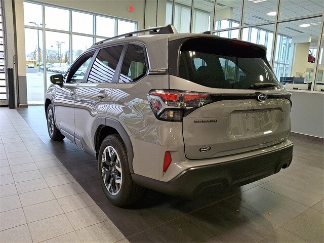 2025 Subaru Forester Premium photo 4