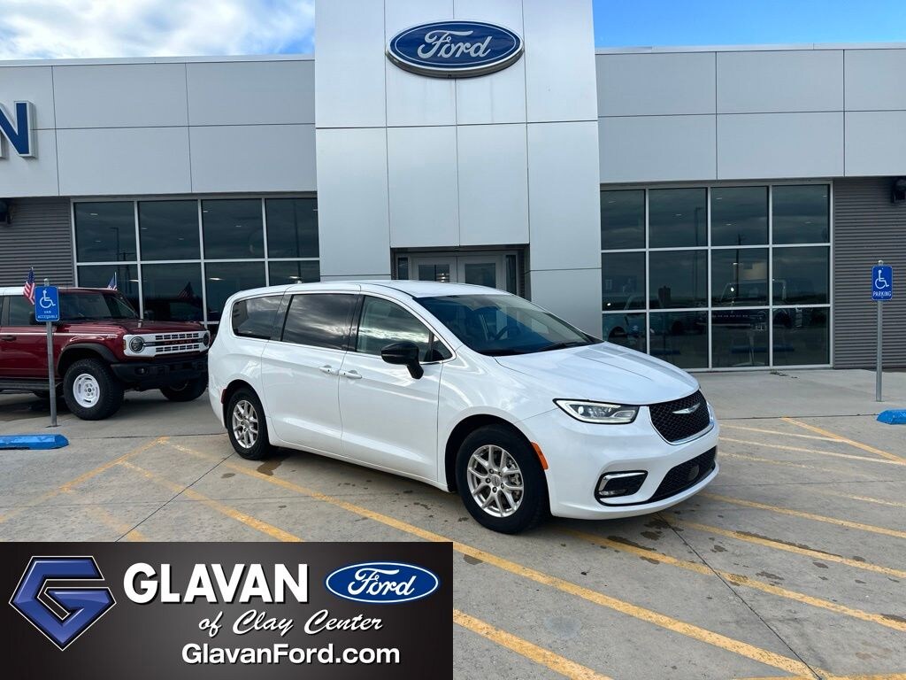 Used 2024 Chrysler Pacifica Touring L Minivan/Van