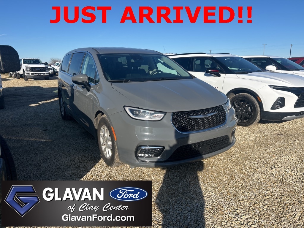 2023 Chrysler Pacifica Touring L's photo