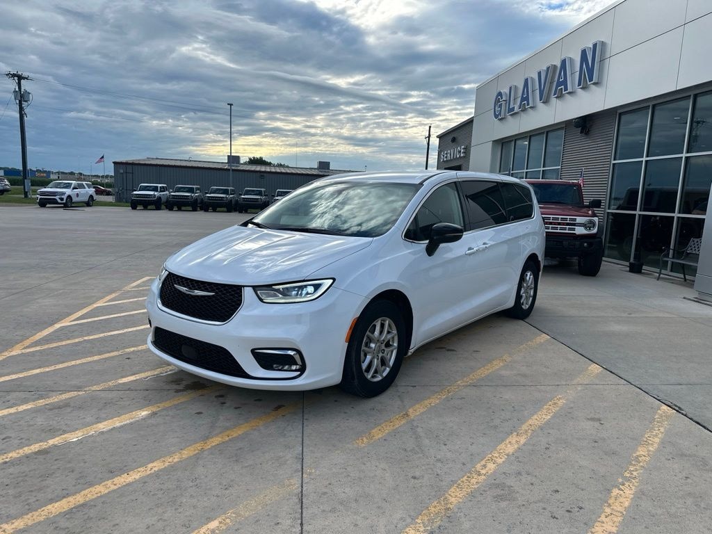 Used 2024 Chrysler Pacifica Touring L Minivan/Van