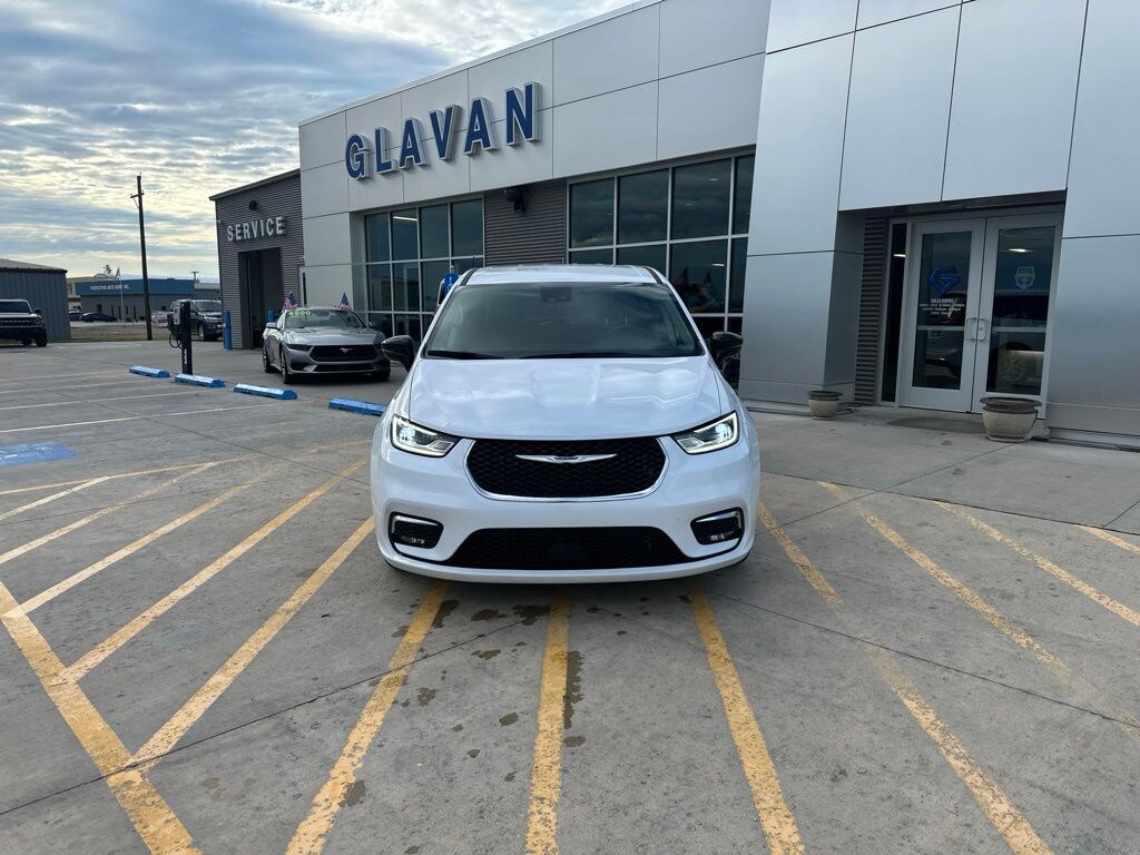 Used 2024 Chrysler Pacifica Touring L Minivan/Van