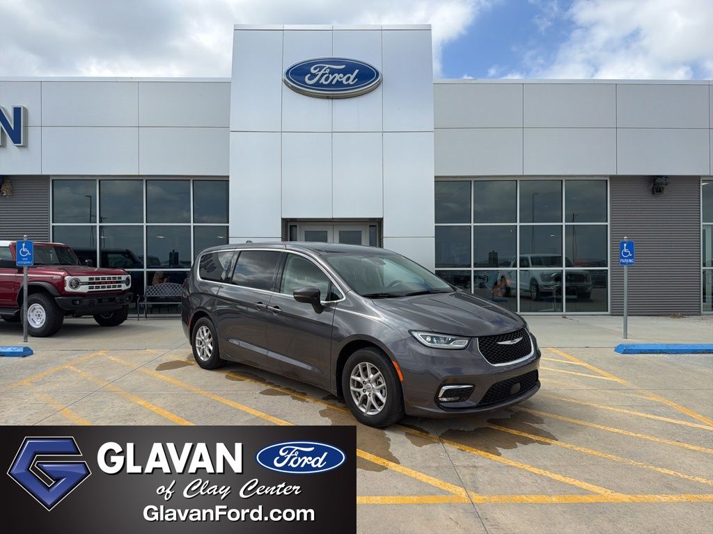 2023 Chrysler Pacifica Touring L's photo