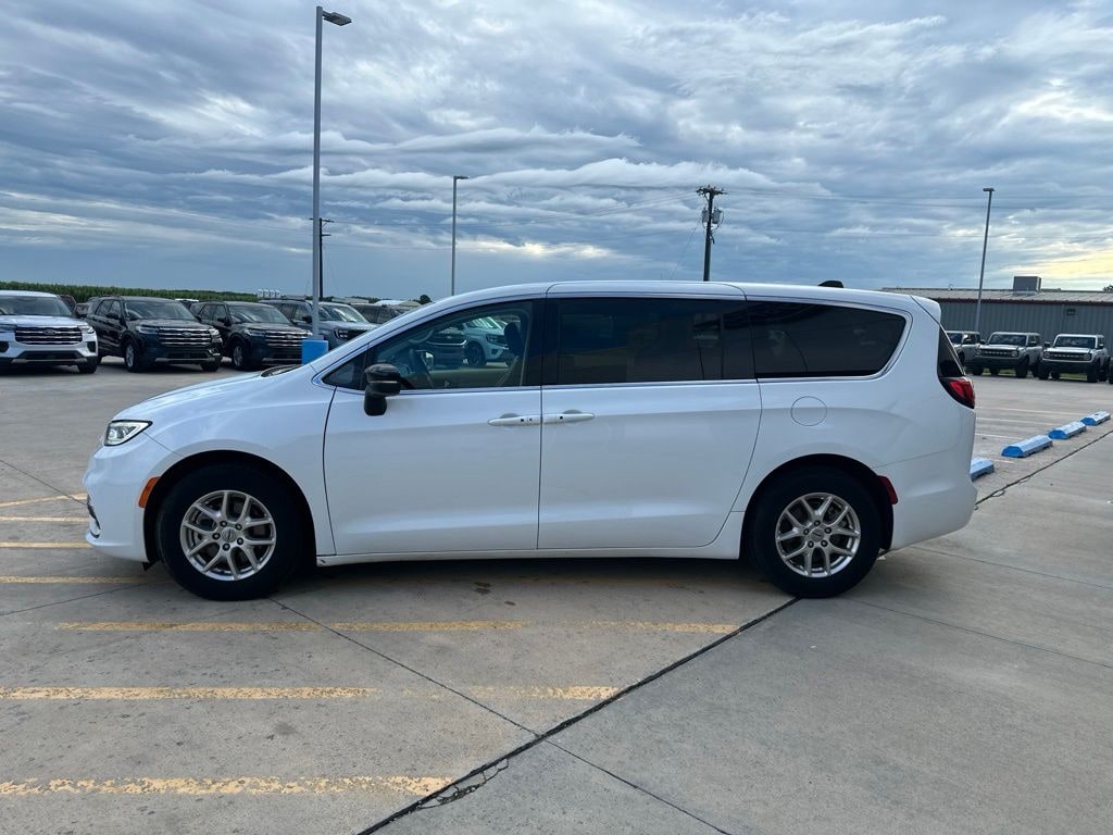 Used 2024 Chrysler Pacifica Touring L Minivan/Van