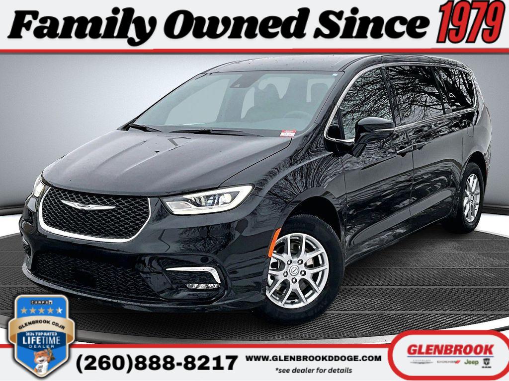 2026 Chrysler Pacifica Select's photo