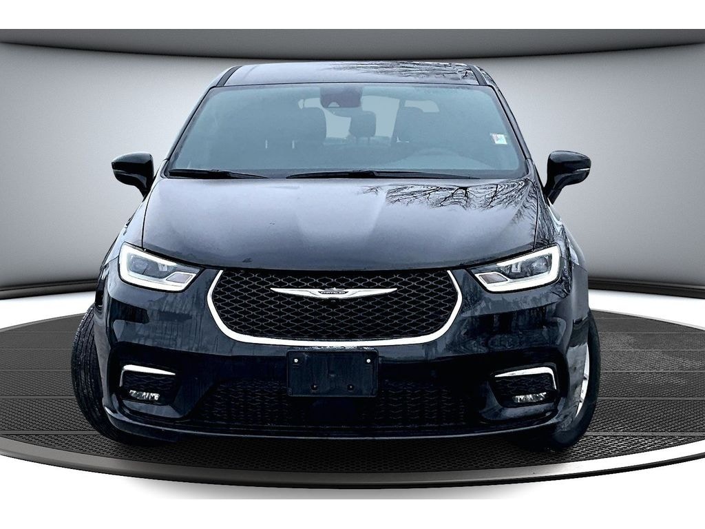 Used 2025 Chrysler Pacifica Select Passenger Van