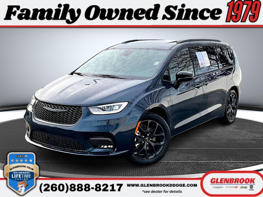 2025 Chrysler Pacifica Limited's photo