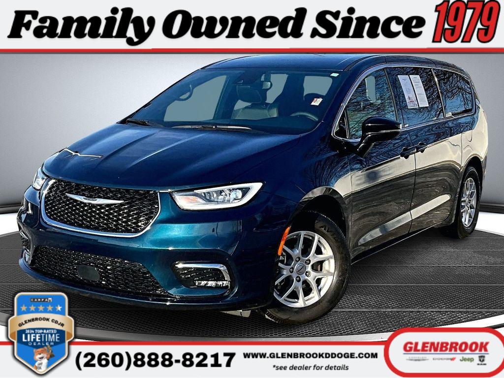 2025 Chrysler Pacifica Select's photo