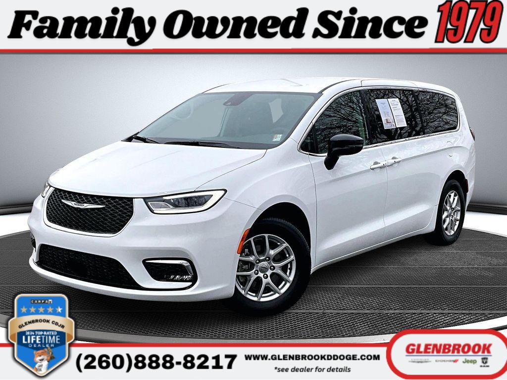 2024 Chrysler Pacifica Touring L's photo