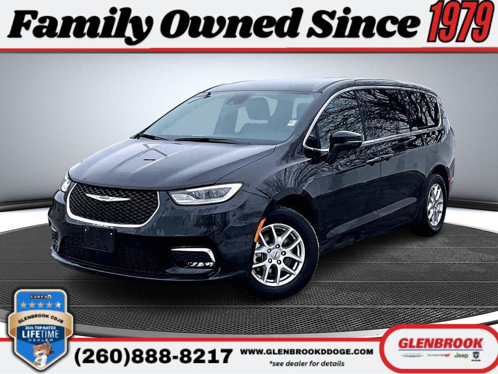 2025 Chrysler Pacifica Select's photo