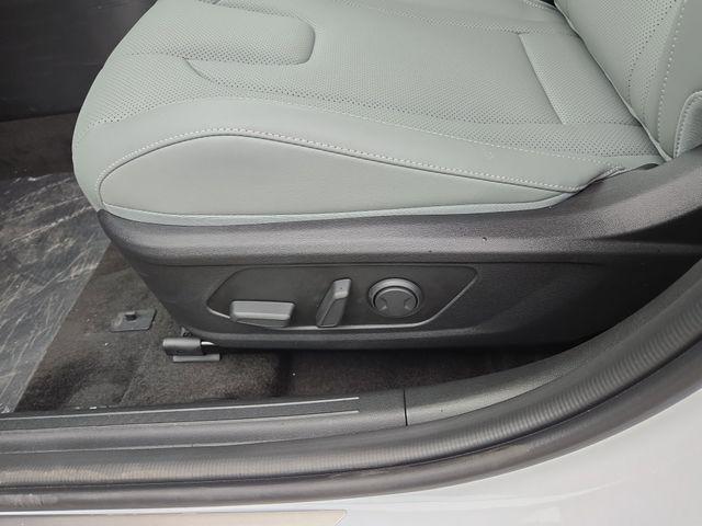 2025 Hyundai Elantra Limited - Photo 28