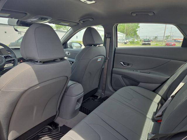 2025 Hyundai Elantra Blue - Photo 28