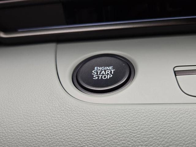 2025 Hyundai Elantra Limited - Photo 9