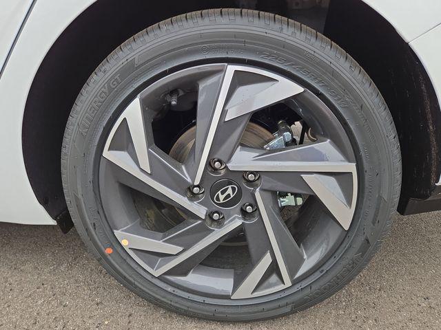 2025 Hyundai Elantra Limited - Photo 32