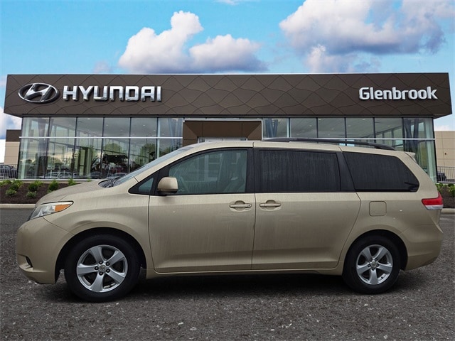 2011 Toyota Sienna LE's photo