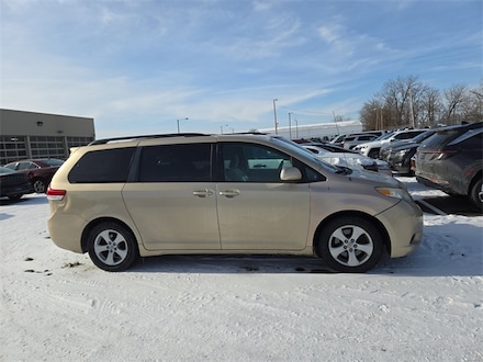 2011 Toyota Sienna LE V6 Auto Access Seat Van