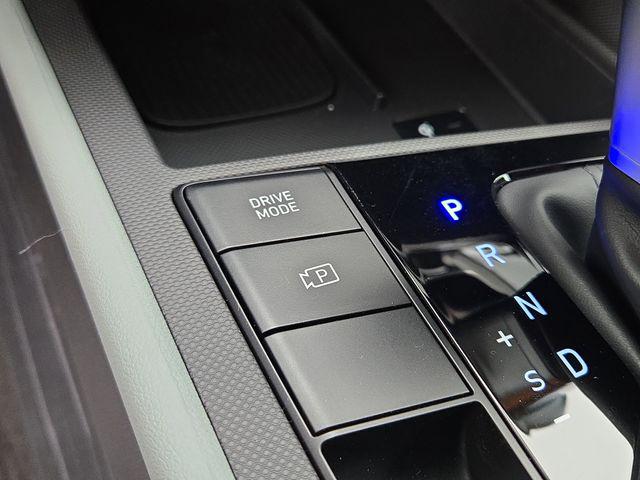 2025 Hyundai Elantra Limited - Photo 16