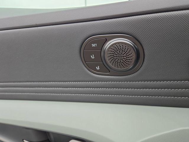 2025 Hyundai Elantra Limited - Photo 23