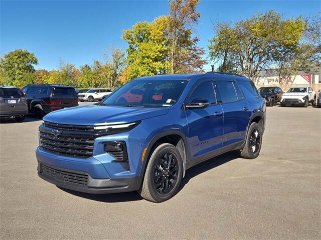 2025 Chevrolet Traverse photo 2