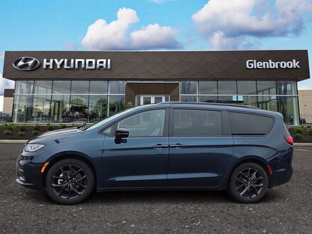 2025 Chrysler Pacifica Limited Van Passenger Van