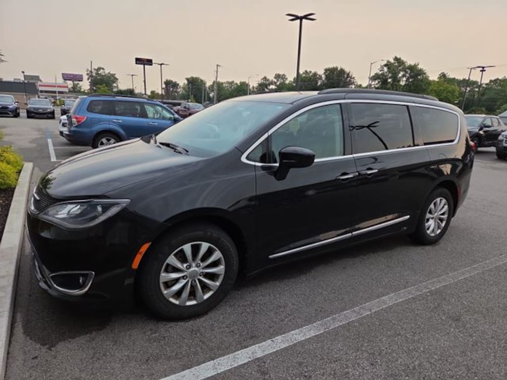 Used 2017 Chrysler Pacifica Touring-L Van