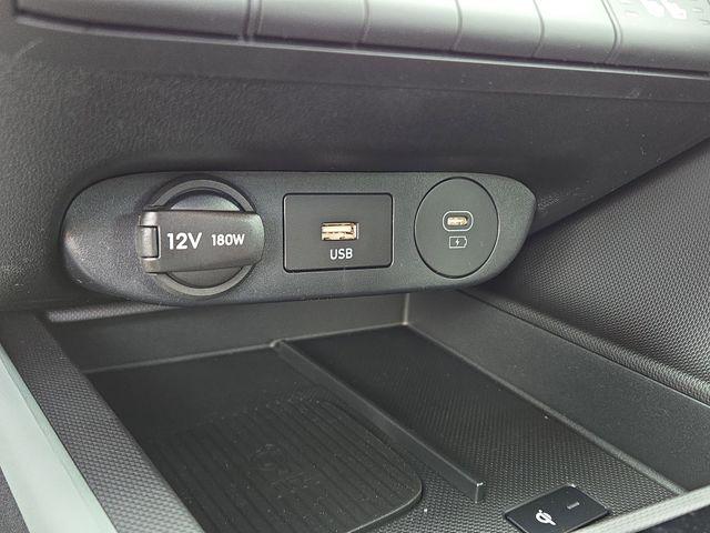 2025 Hyundai Elantra Limited - Photo 14