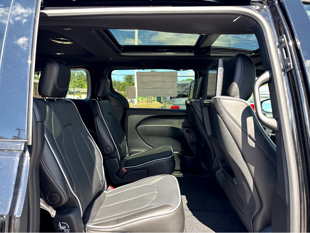 2026 Chrysler Pacifica Limited - Photo 9