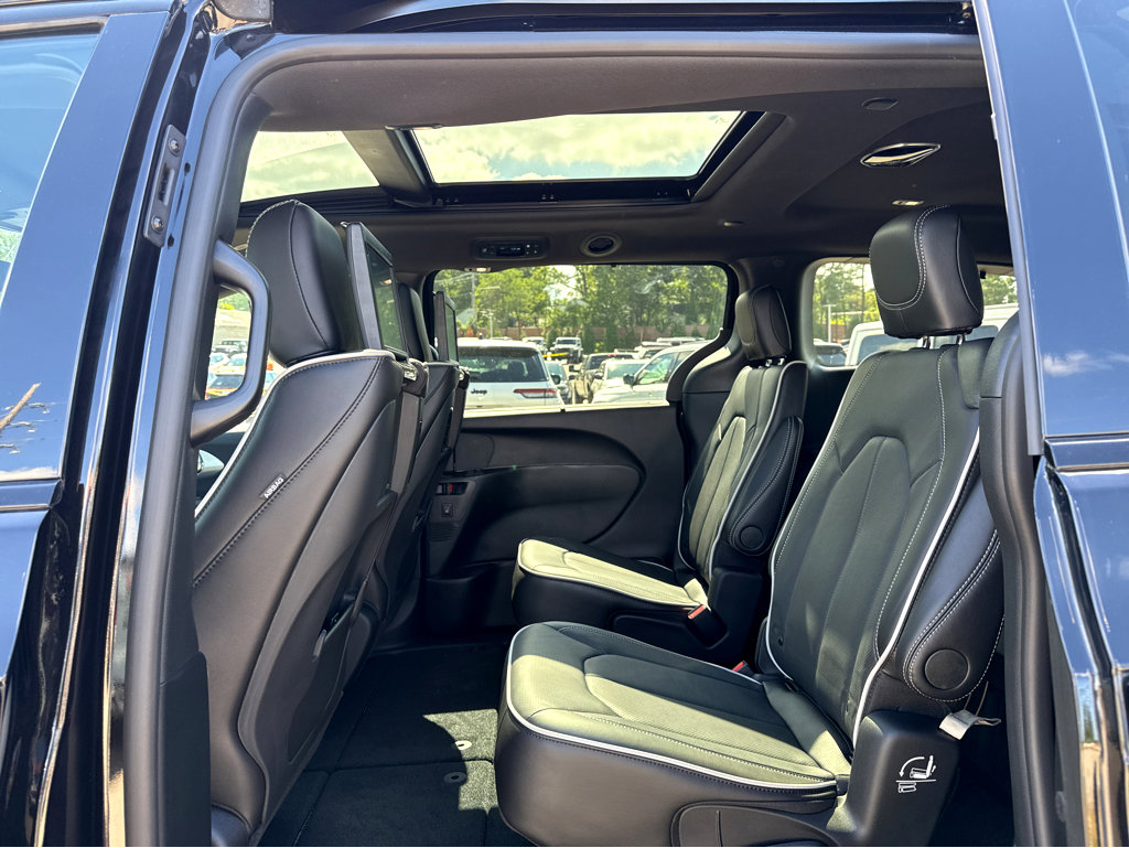 2026 Chrysler Pacifica Limited - Photo 12