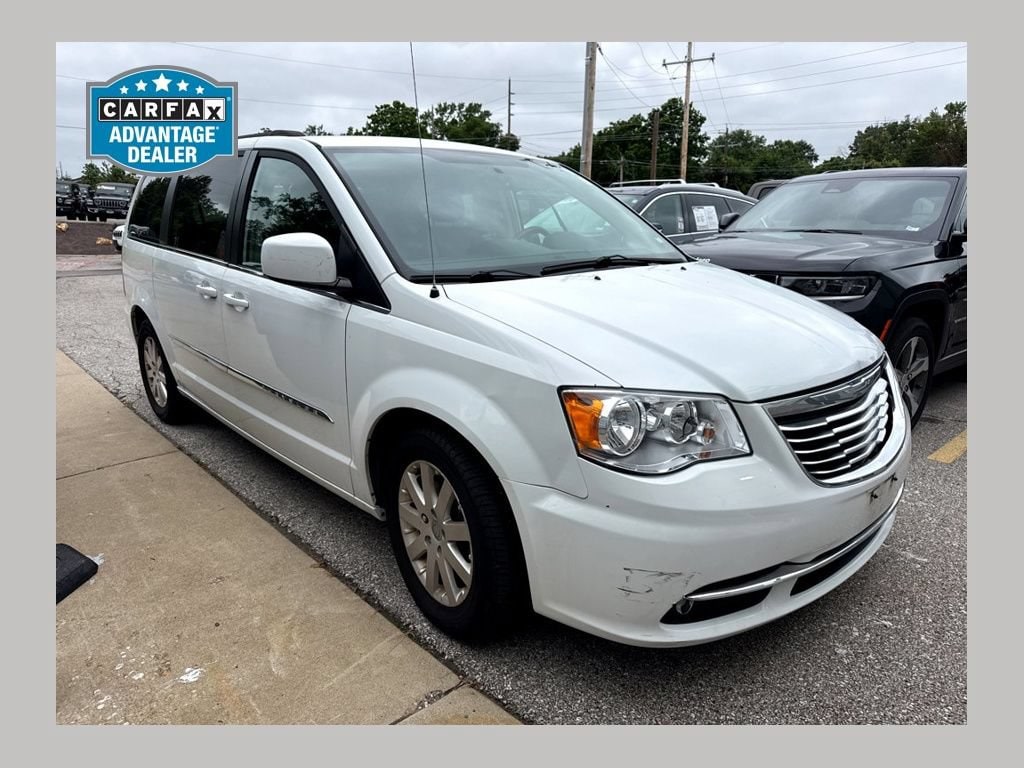 2014 Chrysler Town & Country Touring's photo