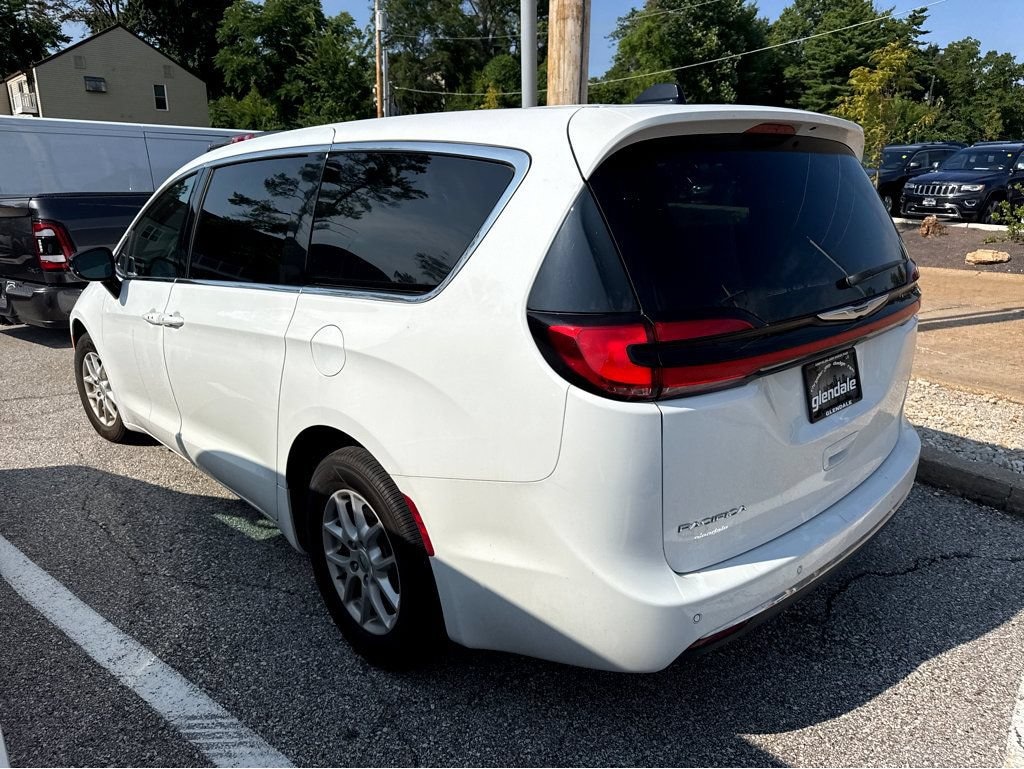 Used 2025 Chrysler Pacifica Select Van