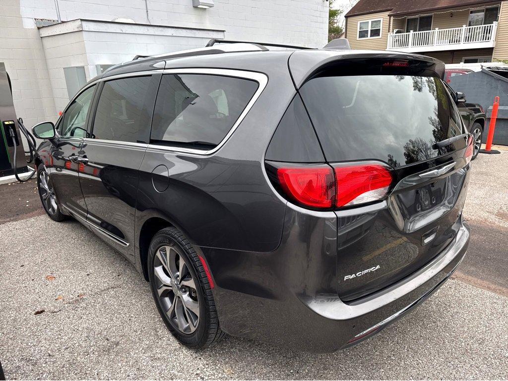 2017 Chrysler Pacifica Limited photo 2