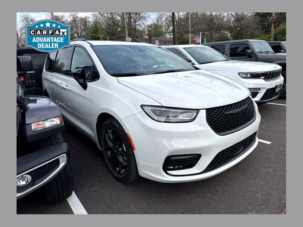 2025 Chrysler Pacifica Limited's photo