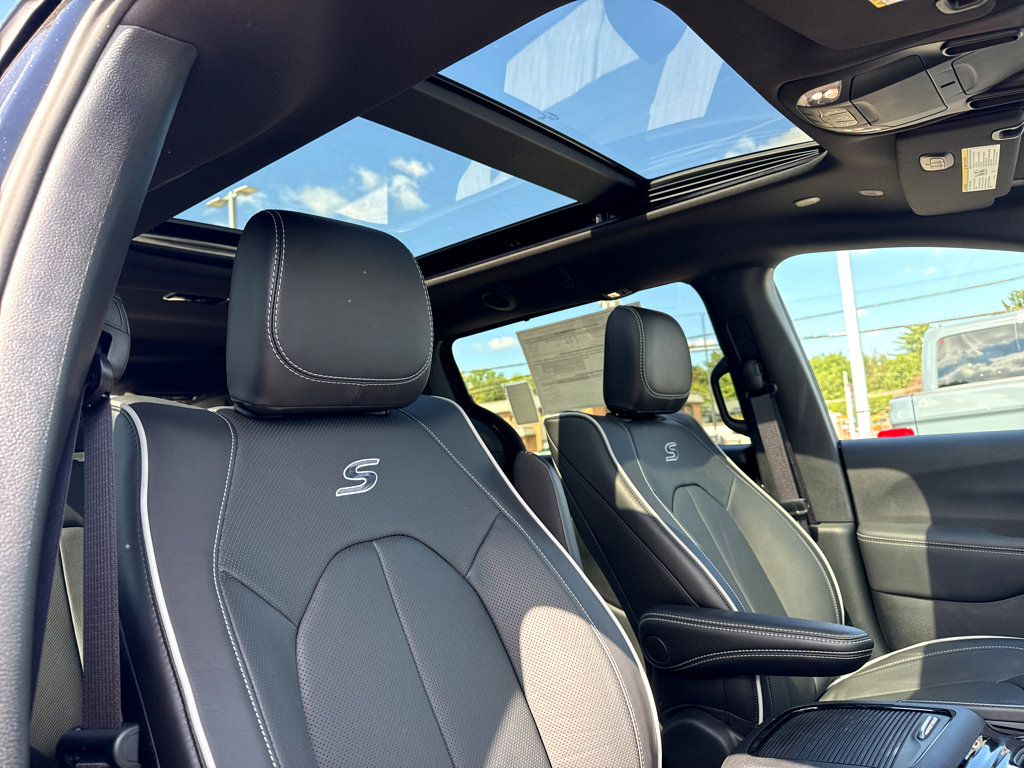 2026 Chrysler Pacifica Limited - Photo 8
