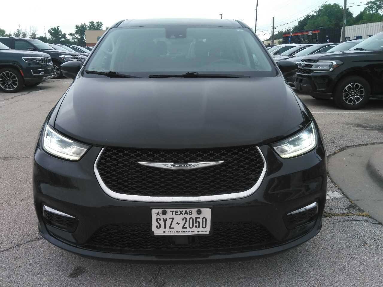 2023 Chrysler Pacifica Touring L photo 4