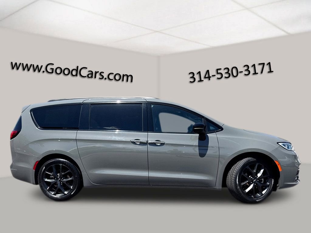 Used 2025 Chrysler Pacifica Limited Van
