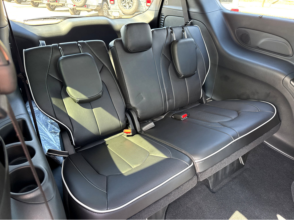2026 Chrysler Pacifica Limited - Photo 10