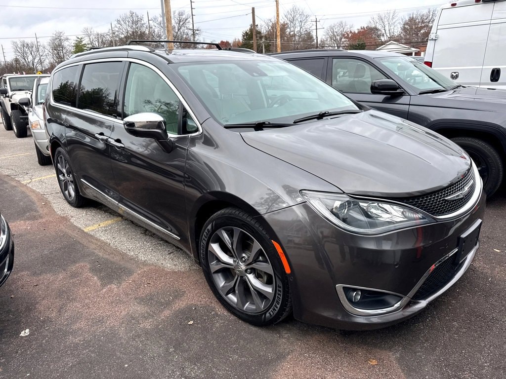 2017 Chrysler Pacifica Limited's photo