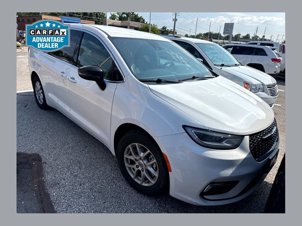 Used 2025 Chrysler Pacifica Select Van