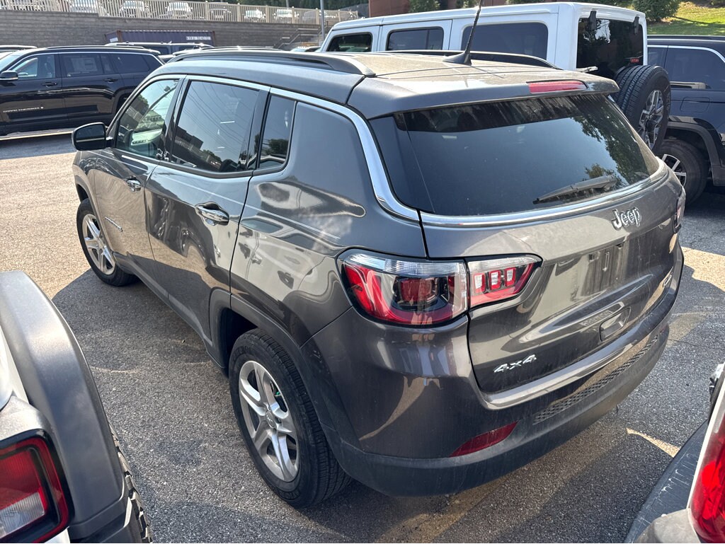 2023 Jeep Compass Latitude photo 2