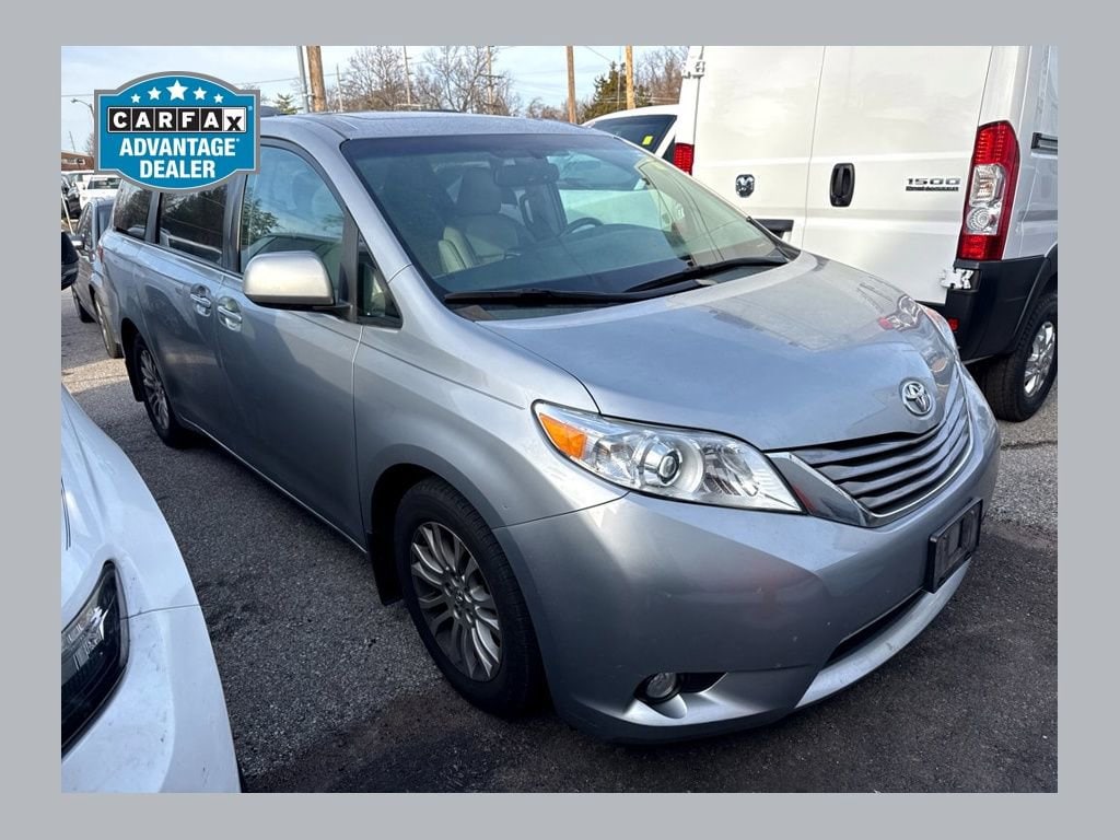 2015 Toyota Sienna XLE's photo