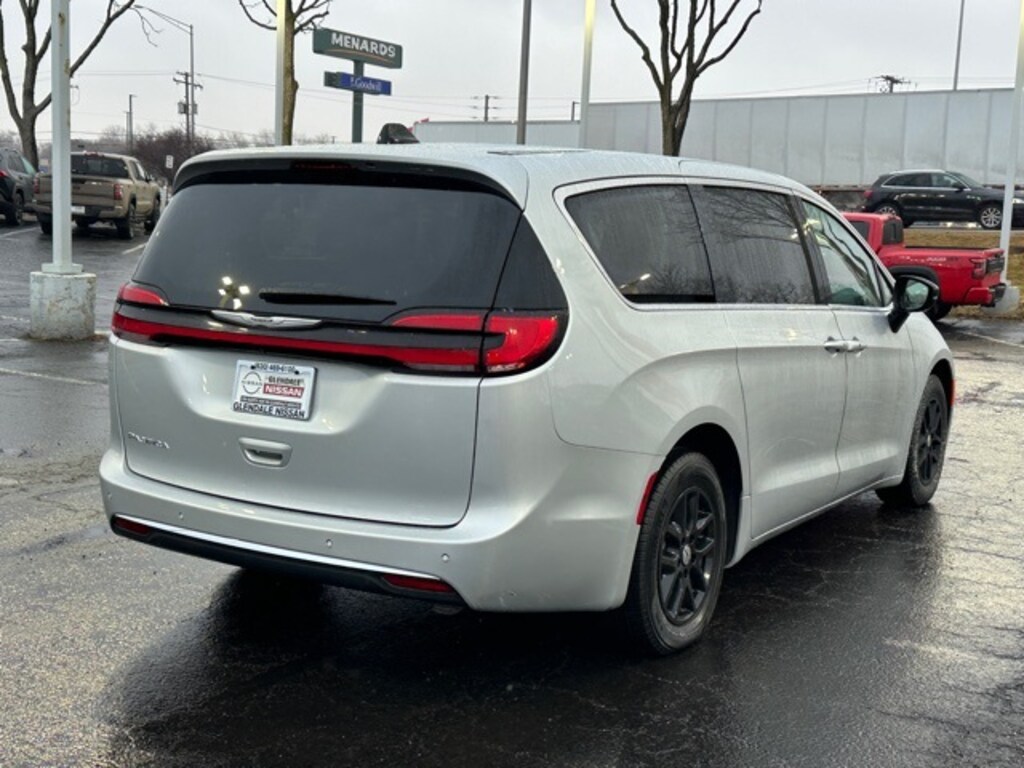 Used 2024 Chrysler Pacifica Touring L Minivan/Van