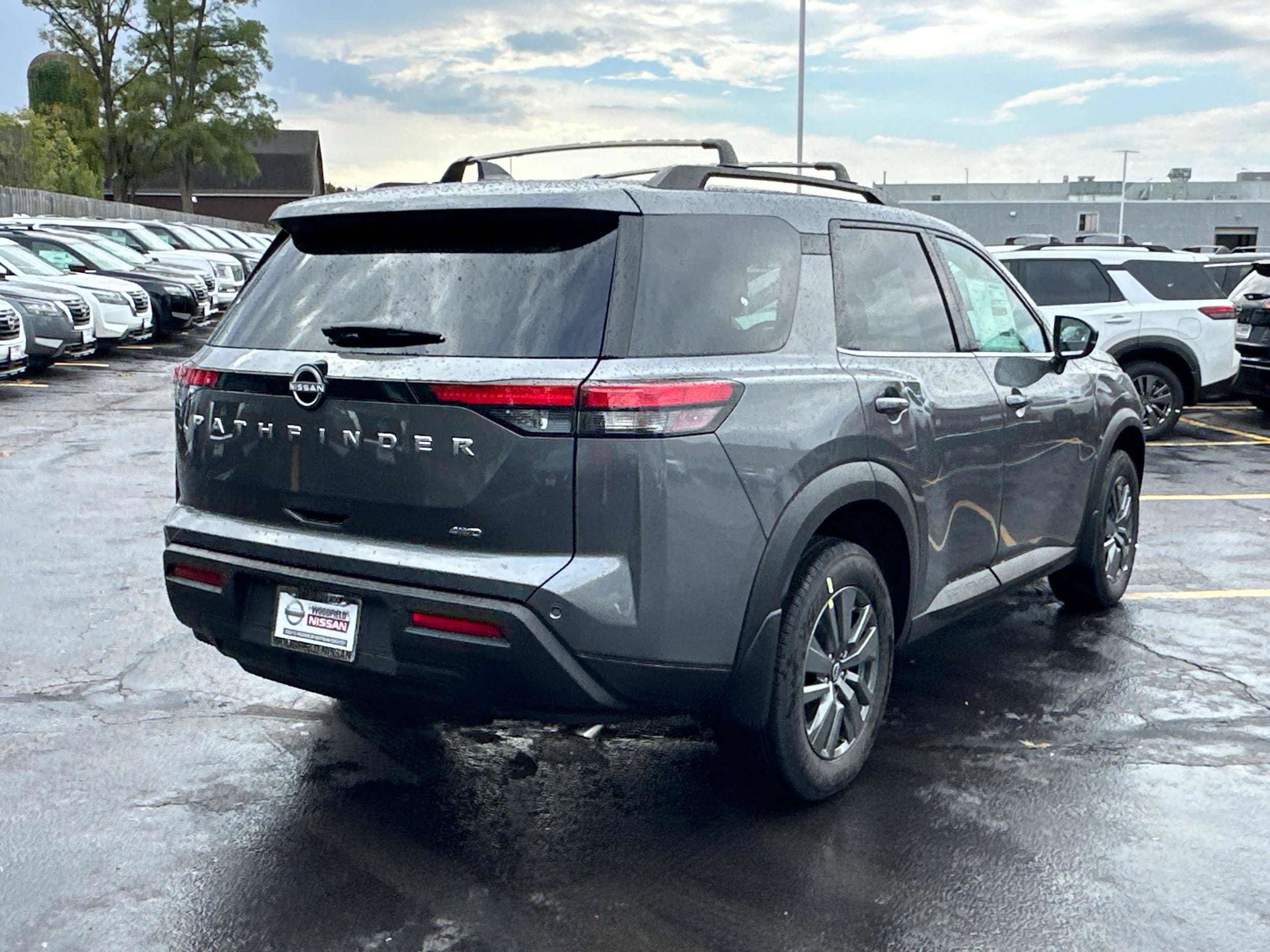 2025 Nissan Pathfinder SV photo 2