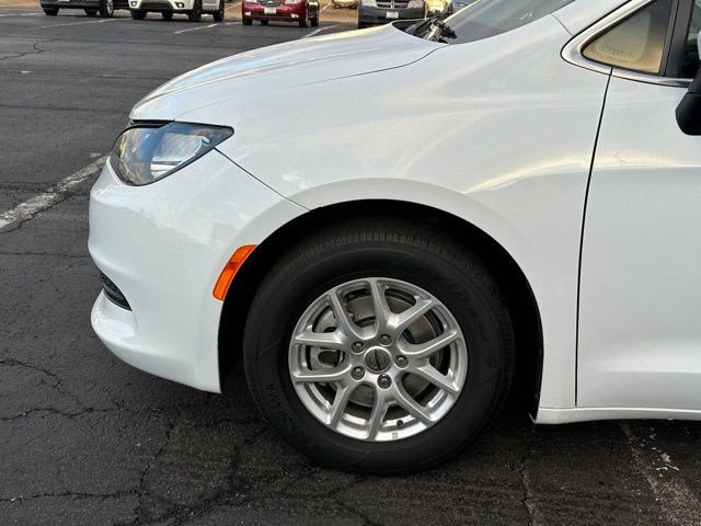 2022 Chrysler Voyager LX photo 6
