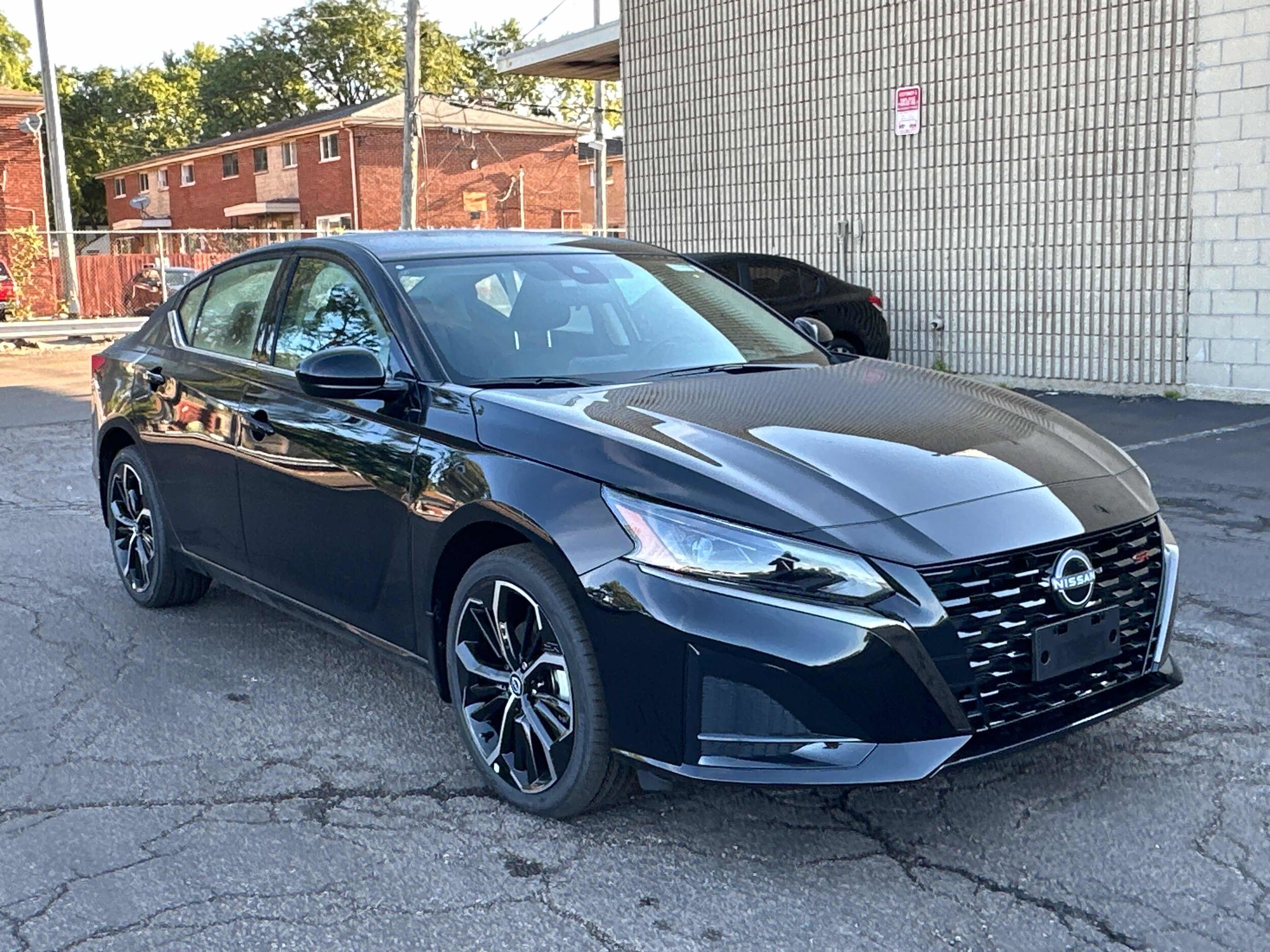 2025 Nissan Altima SR photo 3