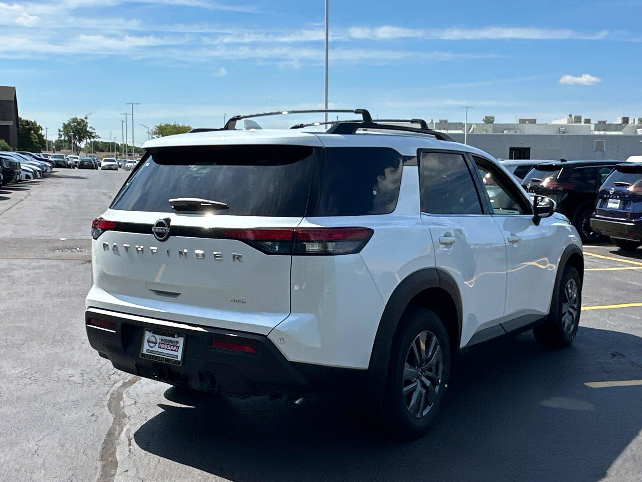 2025 Nissan Pathfinder SV photo 4