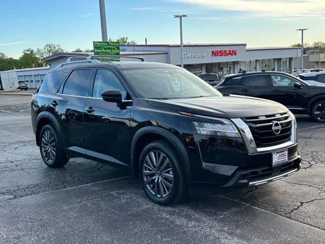 2023 Nissan Pathfinder SL photo 2
