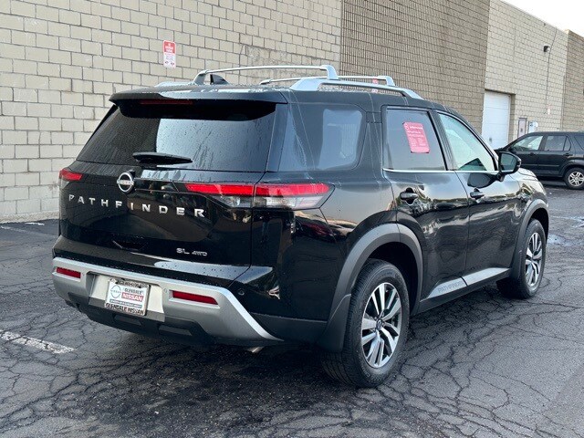 2024 Nissan Pathfinder SL photo 3