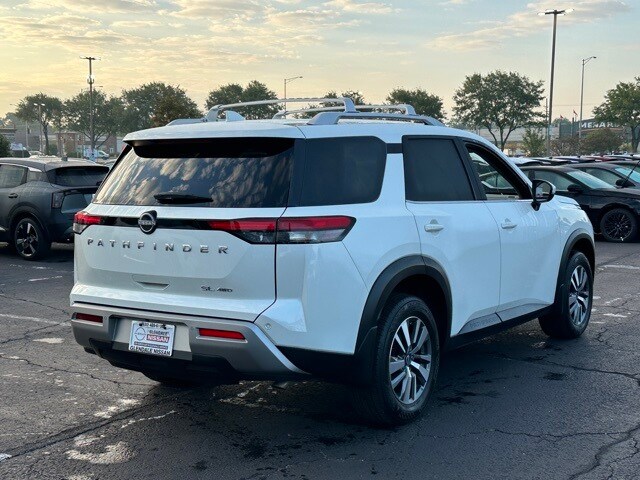 2024 Nissan Pathfinder SL photo 3